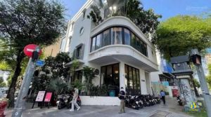 19 Lê Thánh Tôn – góc Thái Văn Lung, Quận 1, TP.HCM.